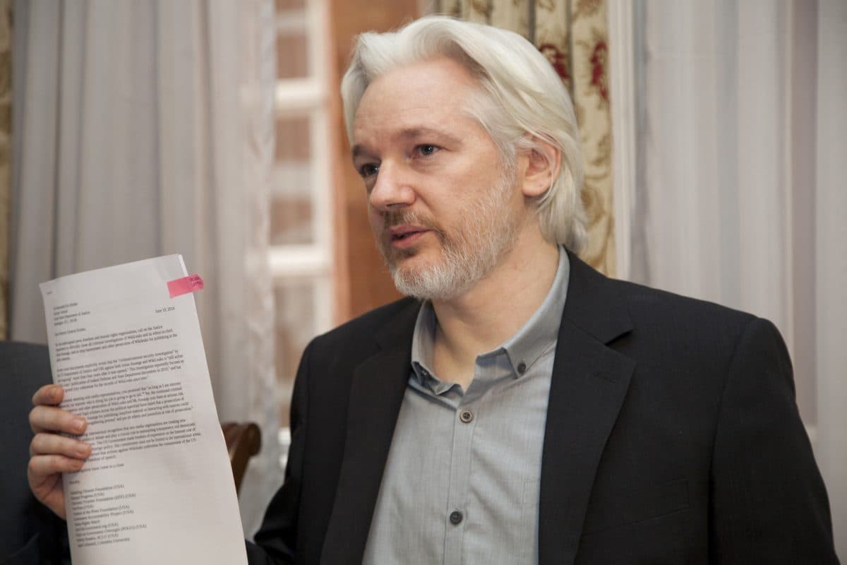 Assange: "Il dio dell'intelligenza artificiale porterà un'apocalisse di fake news"