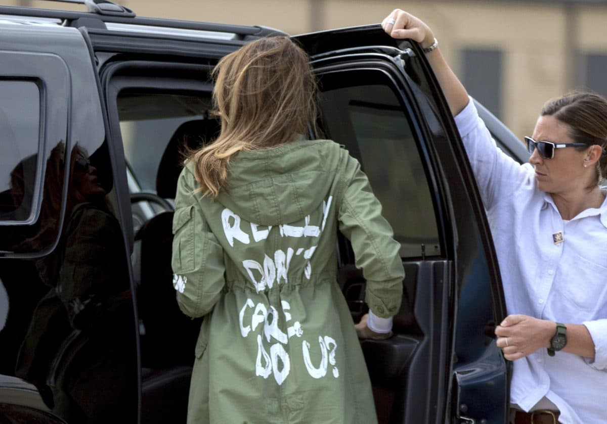 La giacca di Zara indossata da Melania Trump è il simbolo di un’epoca