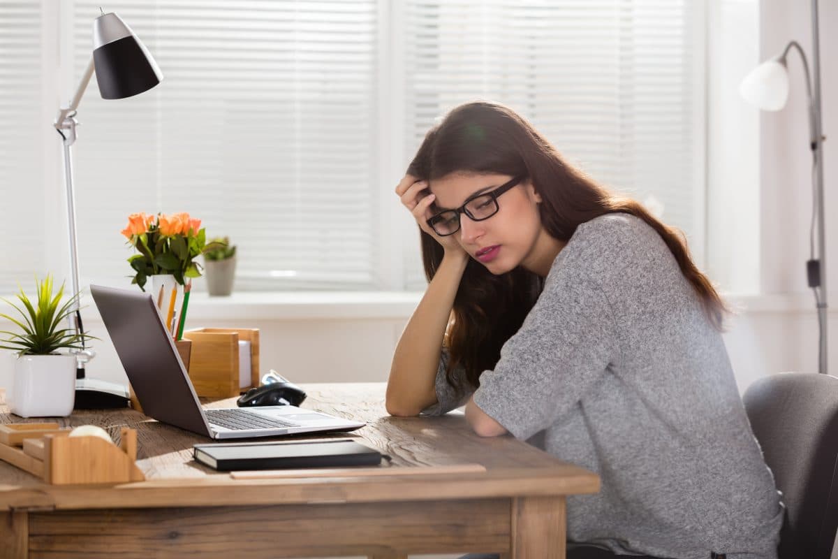 Passare troppe ore seduti alla scrivania fa male alla memoria