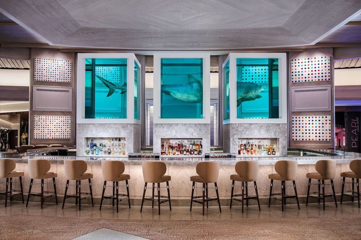 Andreste a bere in un bar disegnato da Damien Hirst?