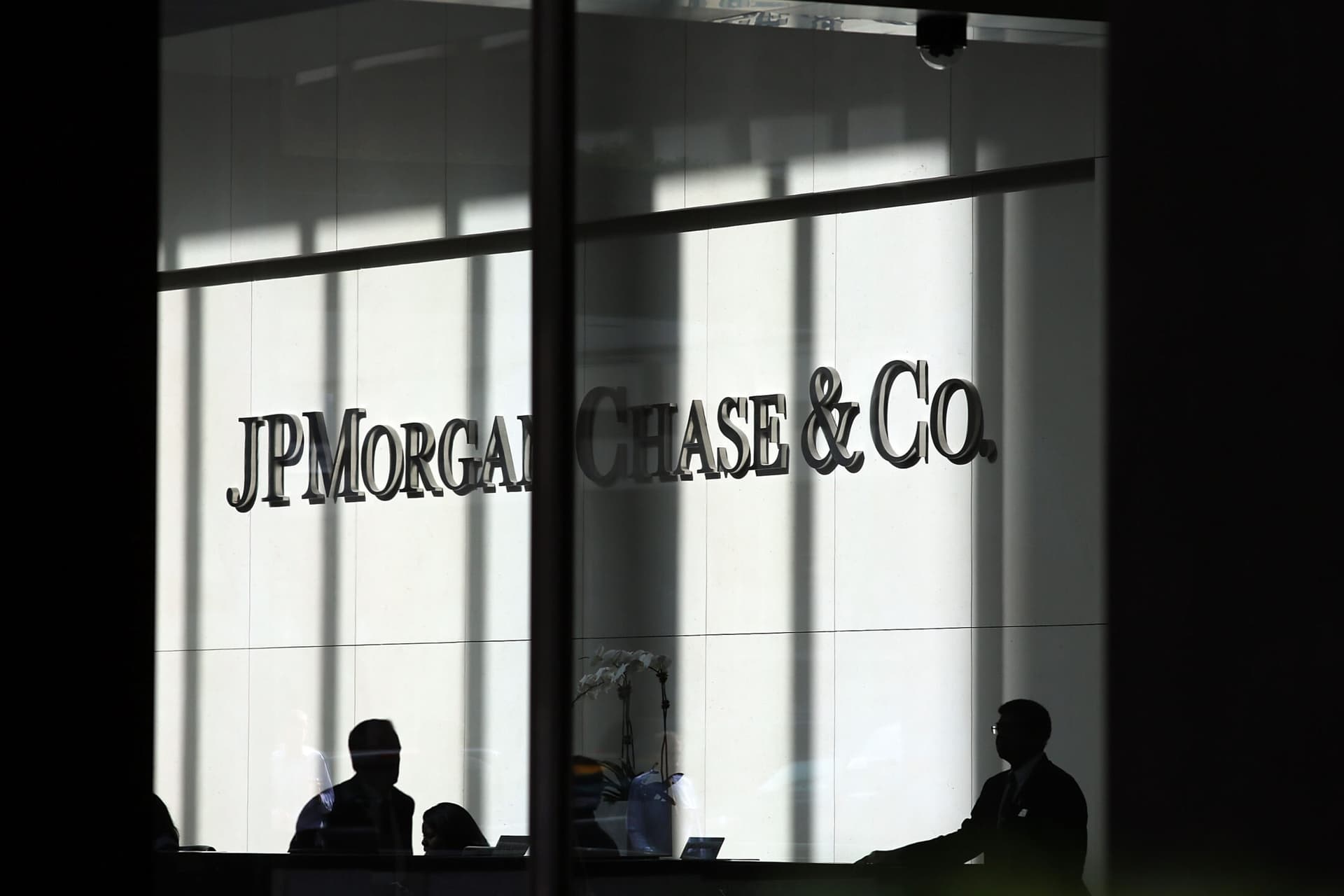 Jp Morgan finanzierà la Superlega. Ma l’Uefa non ci sta: “Escluderemo i giocatori che parteciperanno”