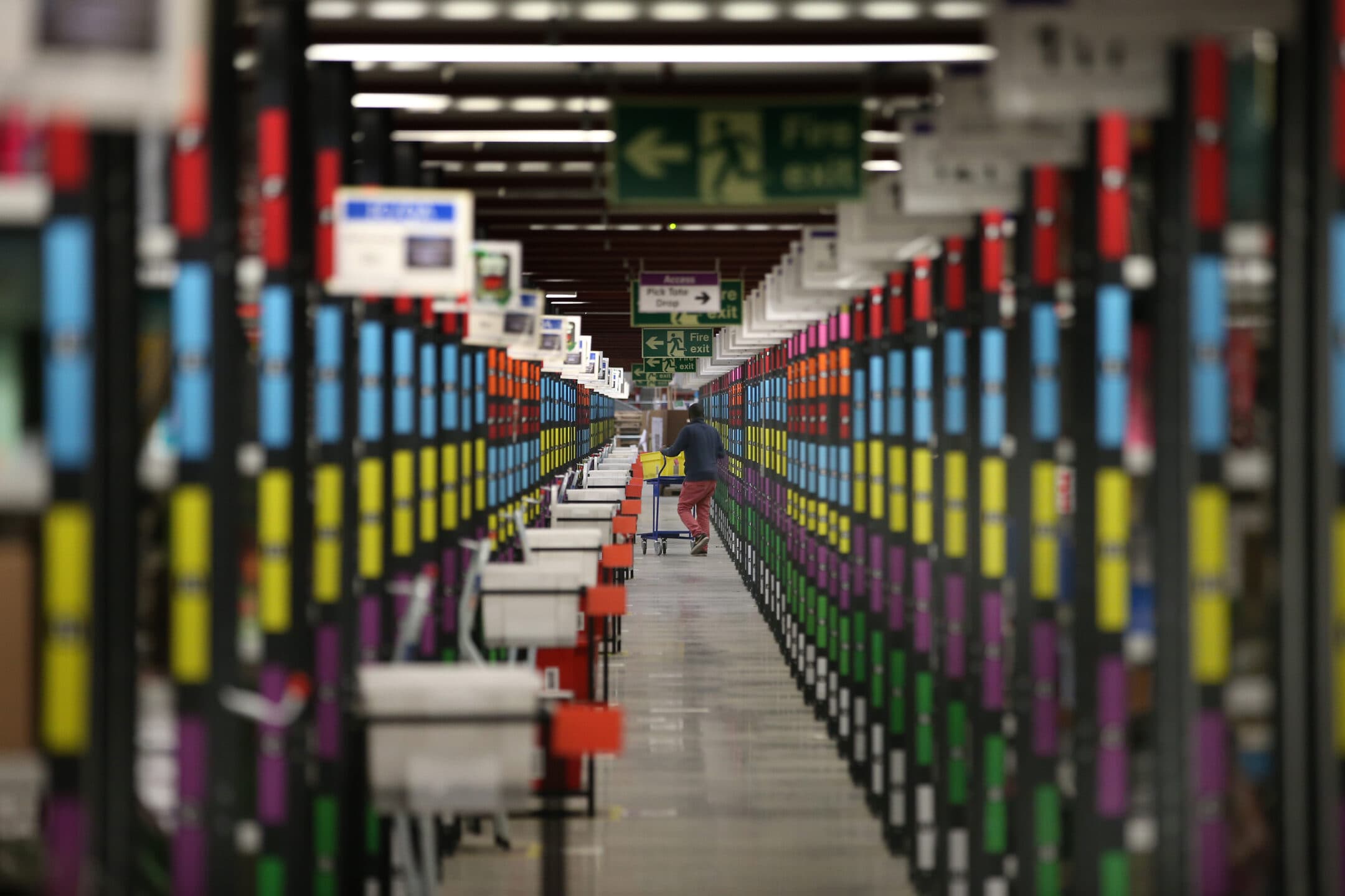 Perché Amazon ha più bisogno di operai che di robot