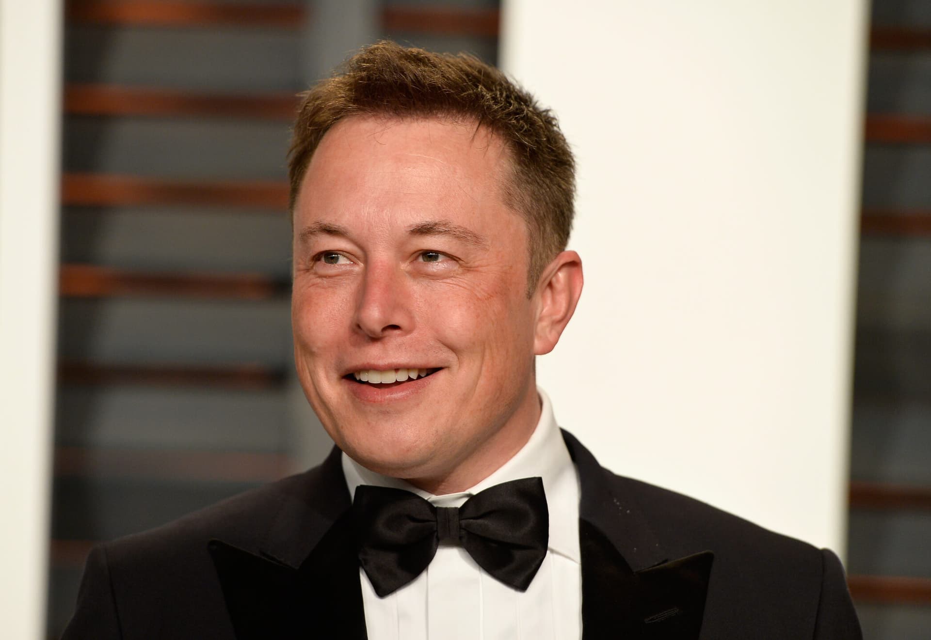Tesla segna un nuovo record in Borsa e Musk torna a scherzare sulla cannabis