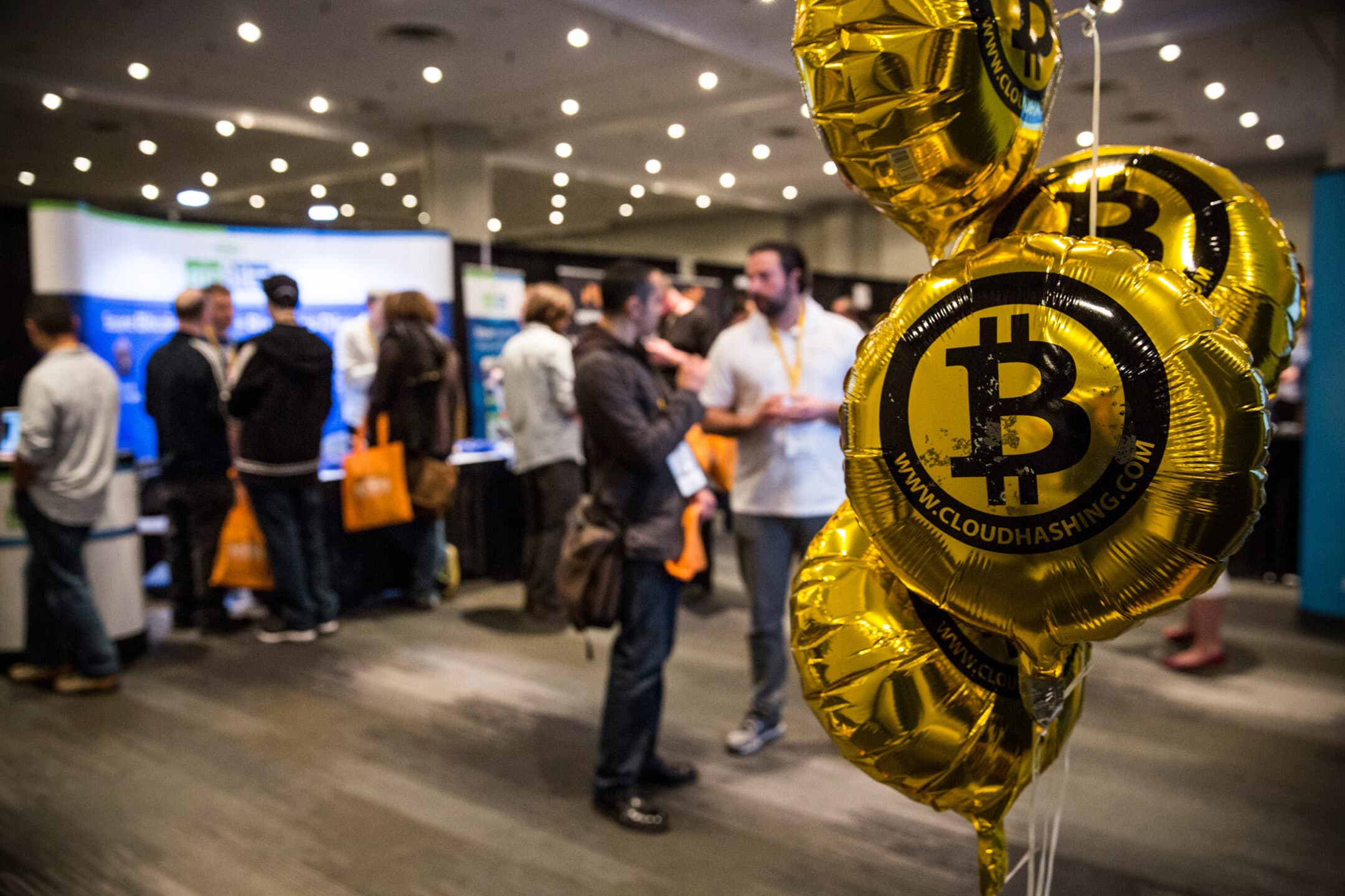 Il bitcoin supera quota 34.000 dollari: non accadeva da 18 mesi