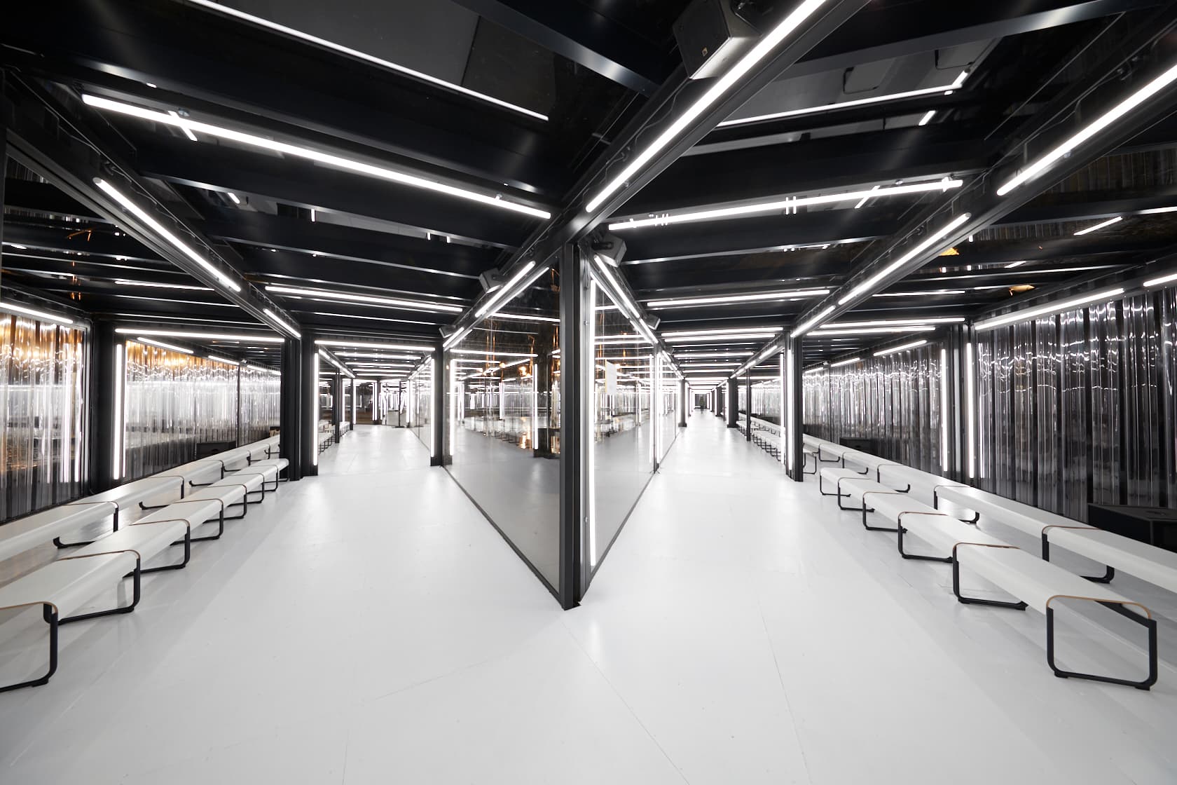 Louis Vuitton, lo show al Louvre e l'immagine del domani