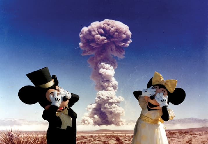 Topolino e i dittatori, l’arte irriverente di Max Papeschi in scena a Roma