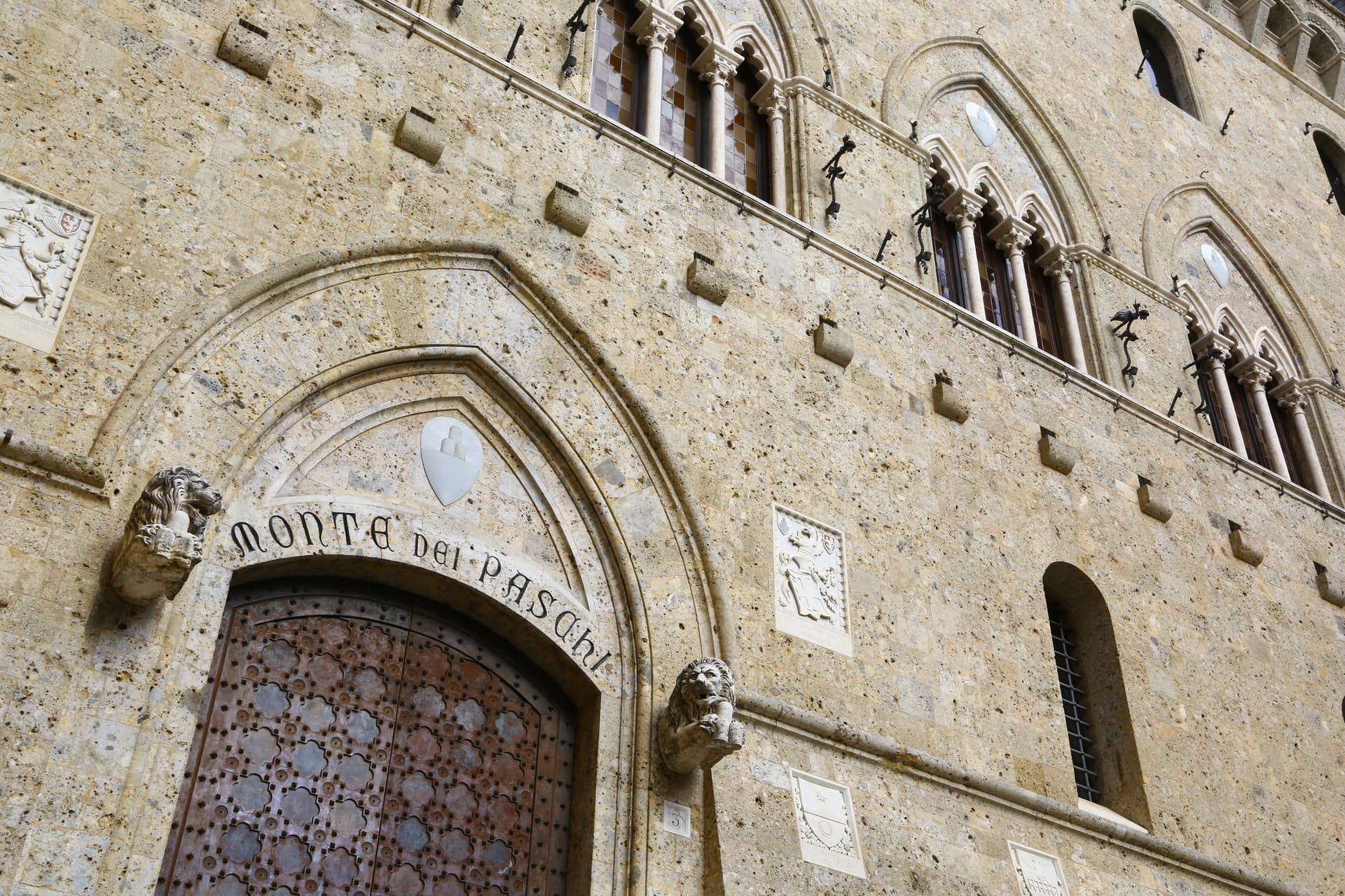 Gli “assassini” del Monte dei Paschi: un libro racconta la crisi del sistema bancario italiano