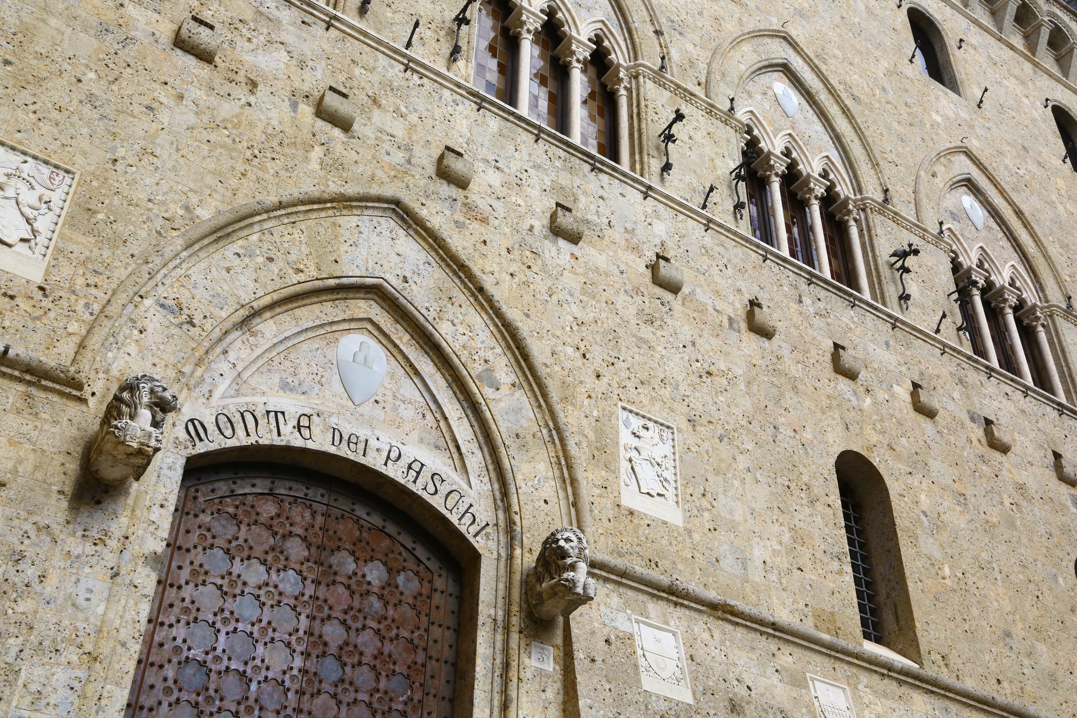 Cosa sta succedendo al Monte dei Paschi. E perché si incrocia con Carige