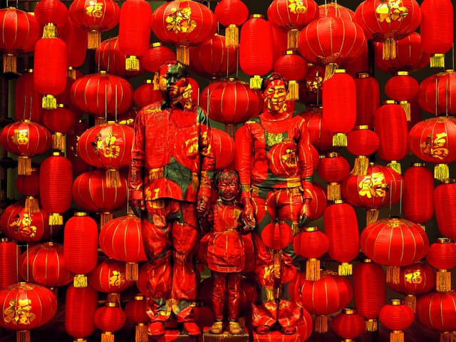 Liu Bolin, l’invisibile performer cinese porta a Milano le sue fotografie