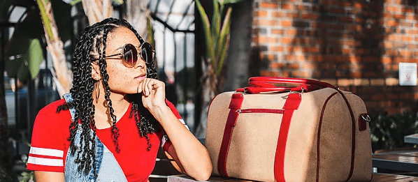 La startup che trasforma la plastica negli oceani in borse da viaggio