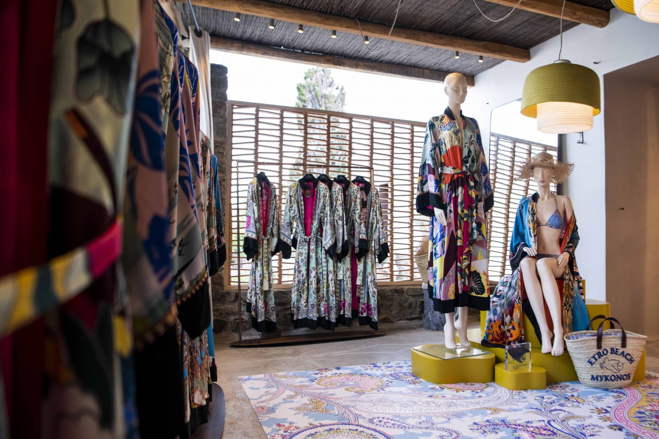 Nella nuova spiaggia privata di Etro a Mykonos per un progetto speciale