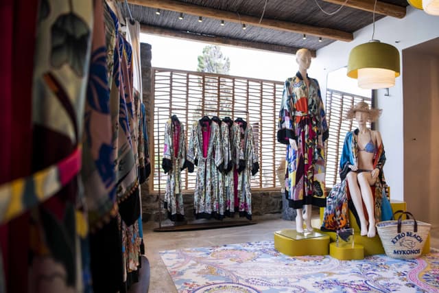 Nella nuova spiaggia privata di Etro a Mykonos per un progetto speciale