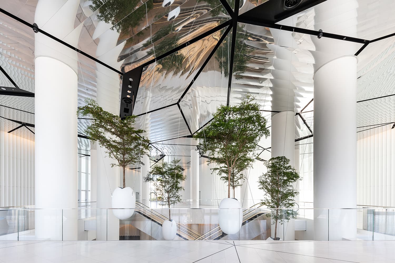 Un bosco volante nella hall della torre Allianz, monito per un futuro sostenibile