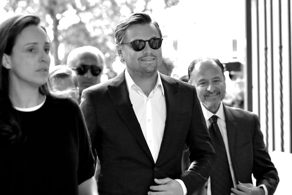 L'attrazione di Di Caprio per l'auto elettrica spiegata dal regista di "And we go green"