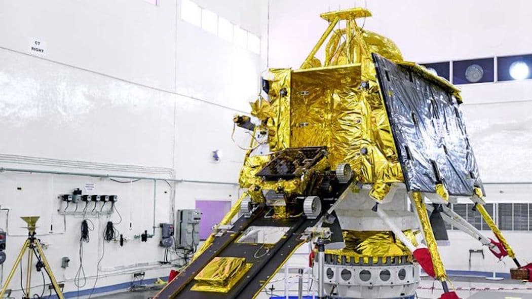 Ritrovato il lander lunare indiano a basso costo. È integro, ma per ora silente