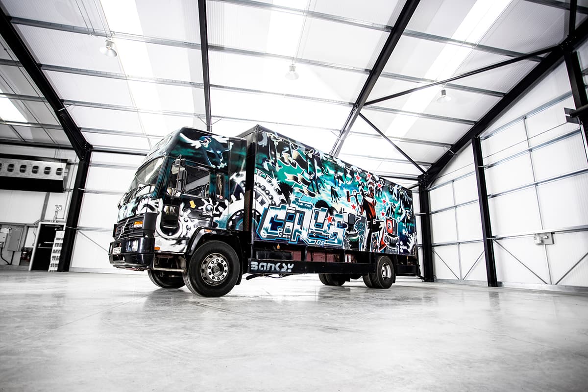 L’ultima opera di Banksy all’asta è un camion