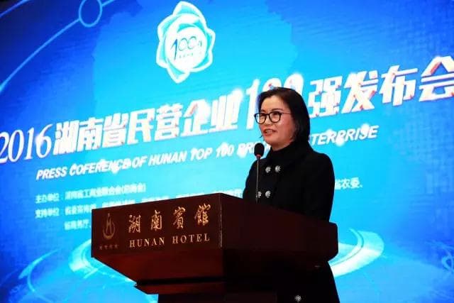 Da operaia a regina degli schermi per smartphone, storia di Zhou Qunfei