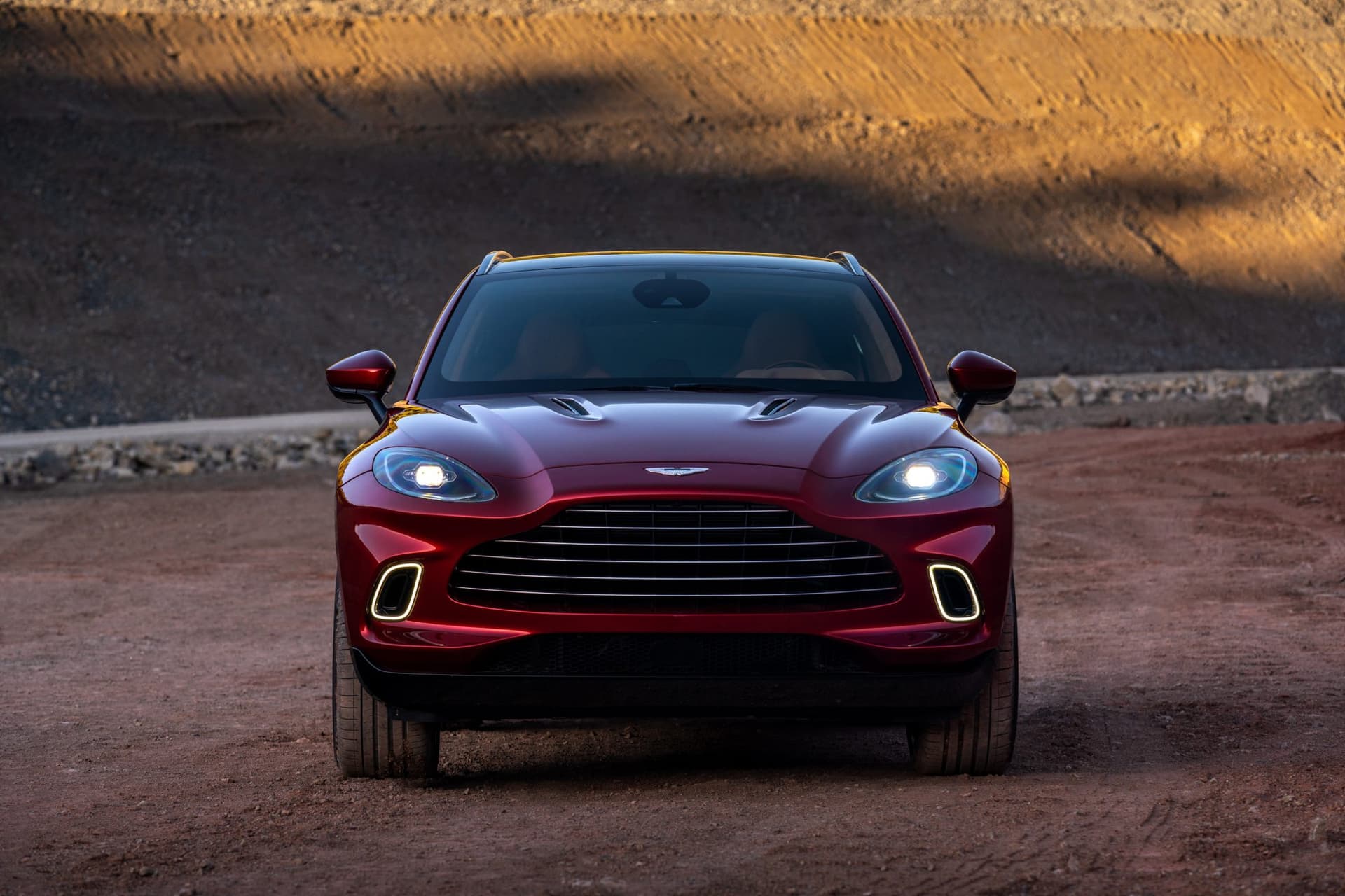 Il primo Suv firmato Aston Martin è realtà: com’è fatta la nuova Dbx