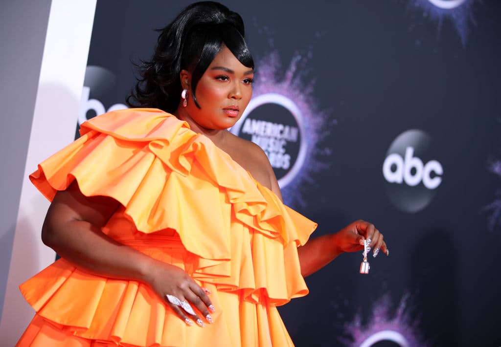 La micro bag Valentino indossata da Lizzo agli AMAs è ora in vendita su eBay