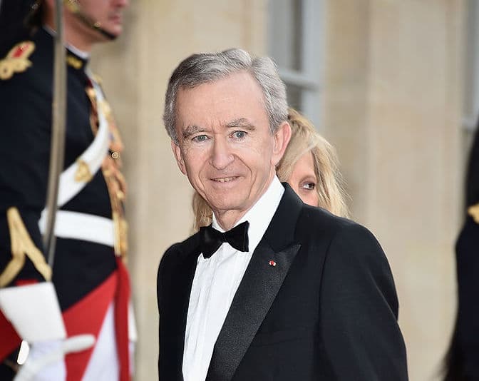 Dall'eleganza di Arnault alle fantasie eccentriche di Bezos: come si vestono le persone più ricche del mondo