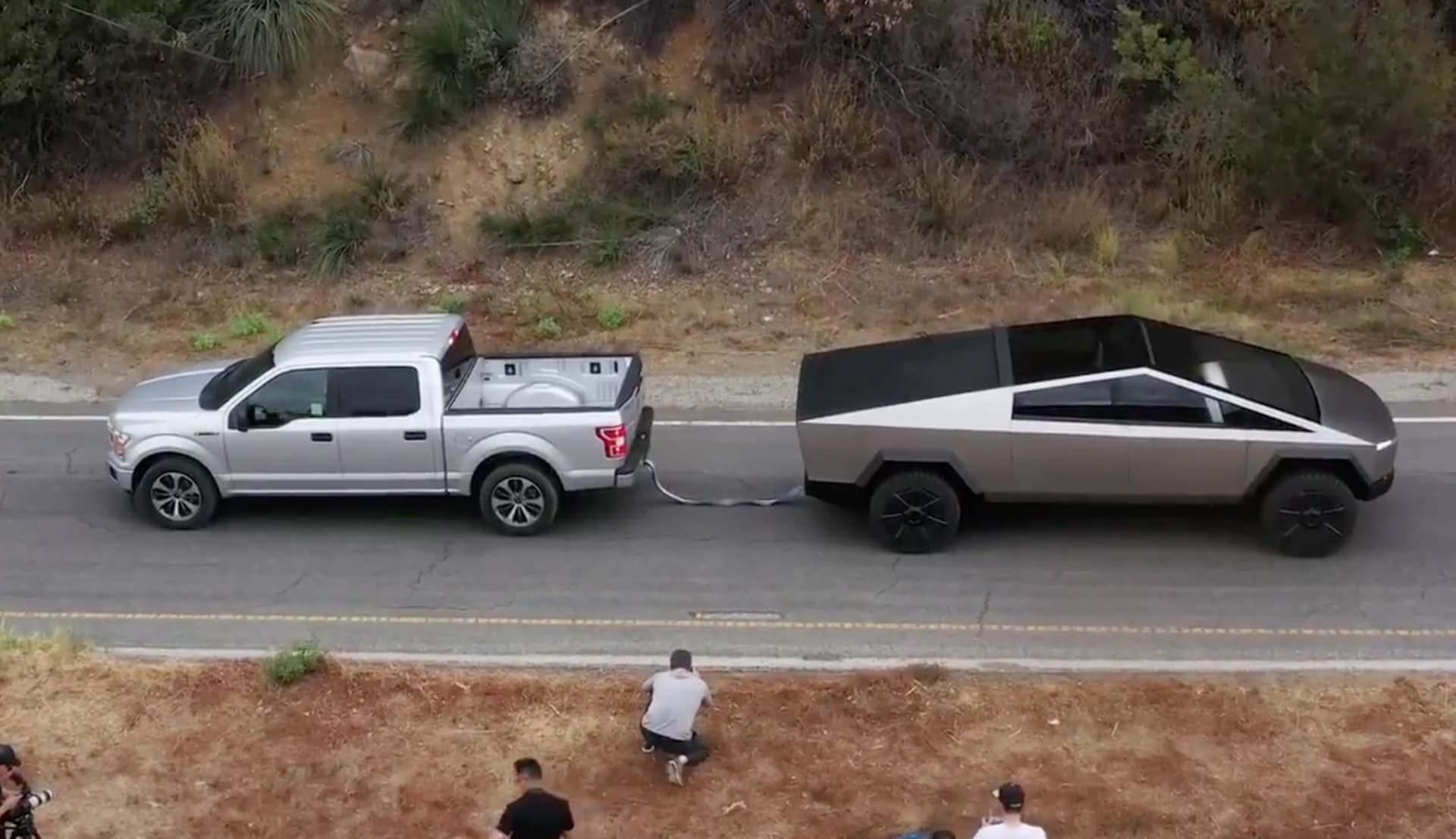 Tesla Cybertruck è già a 200mila preordini. E sfida il Ford F-150 in una gara di traino