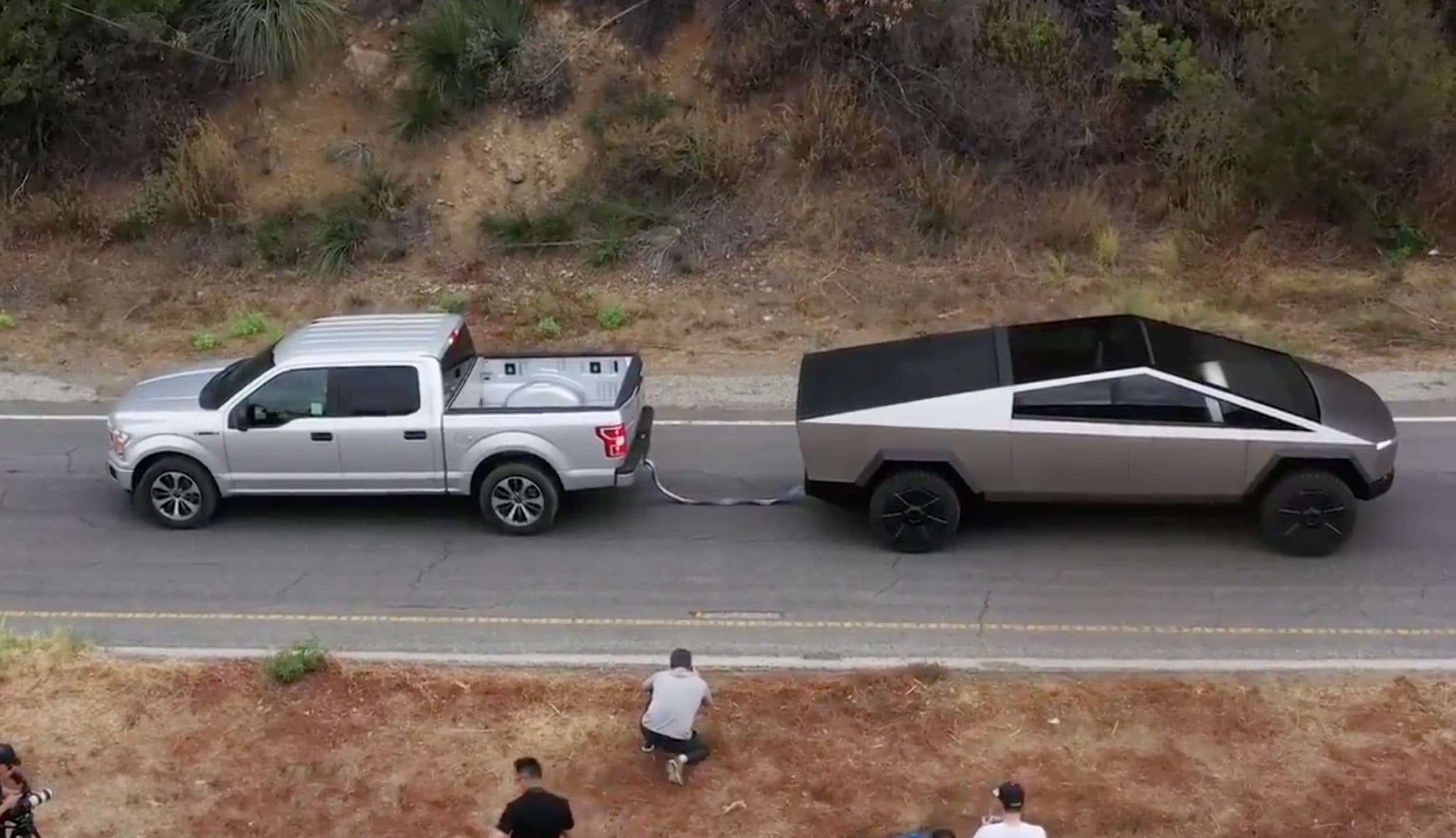 Tesla Cybertruck è già a 200mila preordini. E sfida il Ford F-150 in una gara di traino