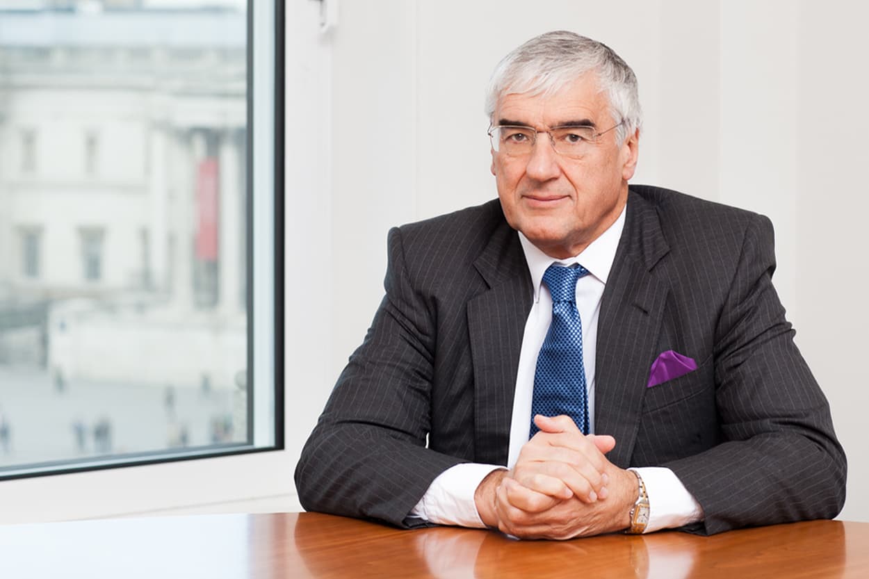 Chi è Michael Hintze, il miliardario pioniere della finanza quantistica