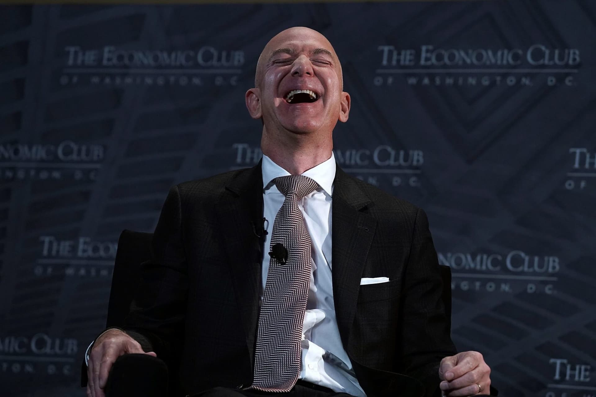 Amazon vola oltre il trilione: Bezos sorride e stacca gli altri billionaire