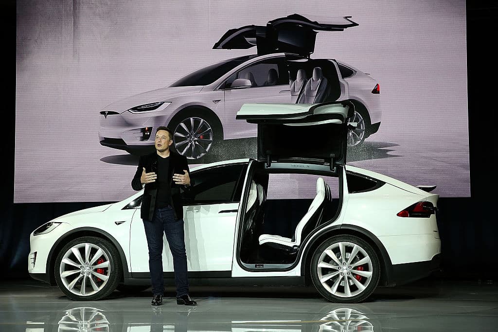 Tesla vola oltre i 100 miliardi (vale più di Volkswagen) e Musk vede un maxi-bonus