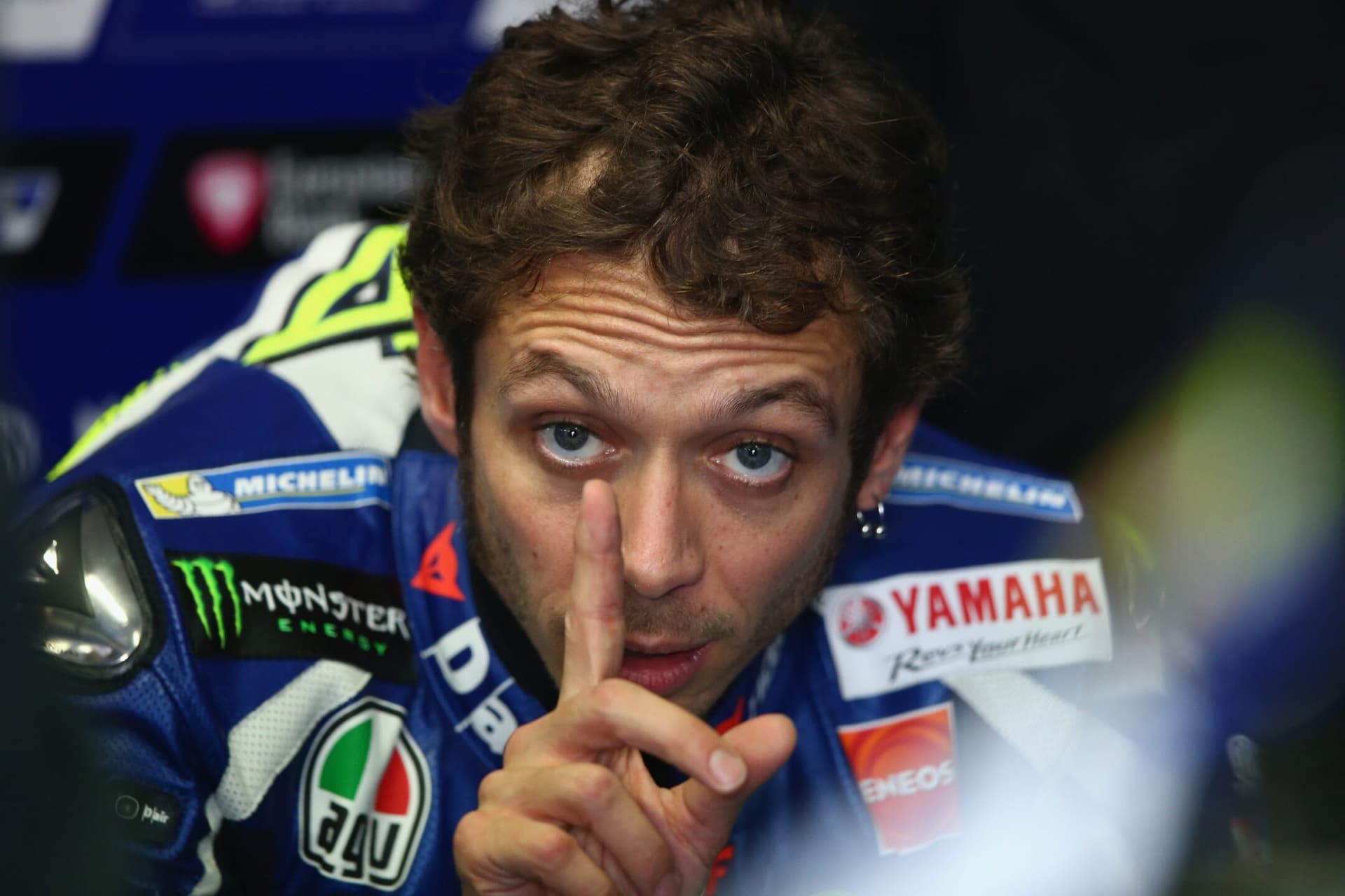 La Yamaha “manda in pensione” Valentino Rossi, cosa può cambiare per le casse del Dottore