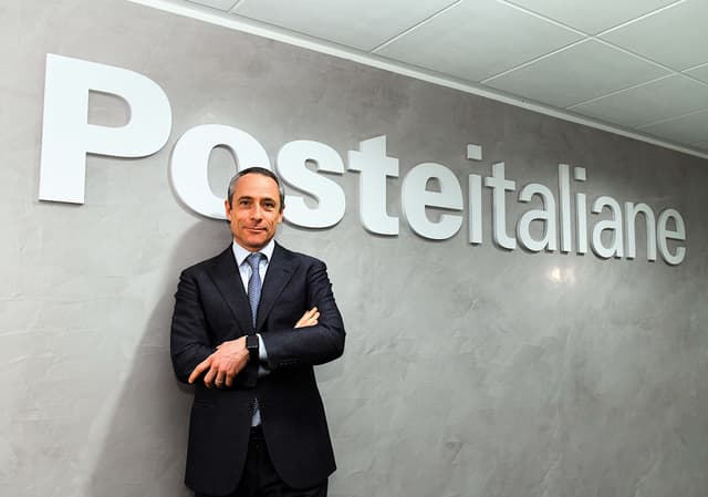 Trimestrale d'oro per Poste Italiane: l'utile vola a 1,5 miliardi e la società premia i dipendenti con un bonus di 1.000 euro