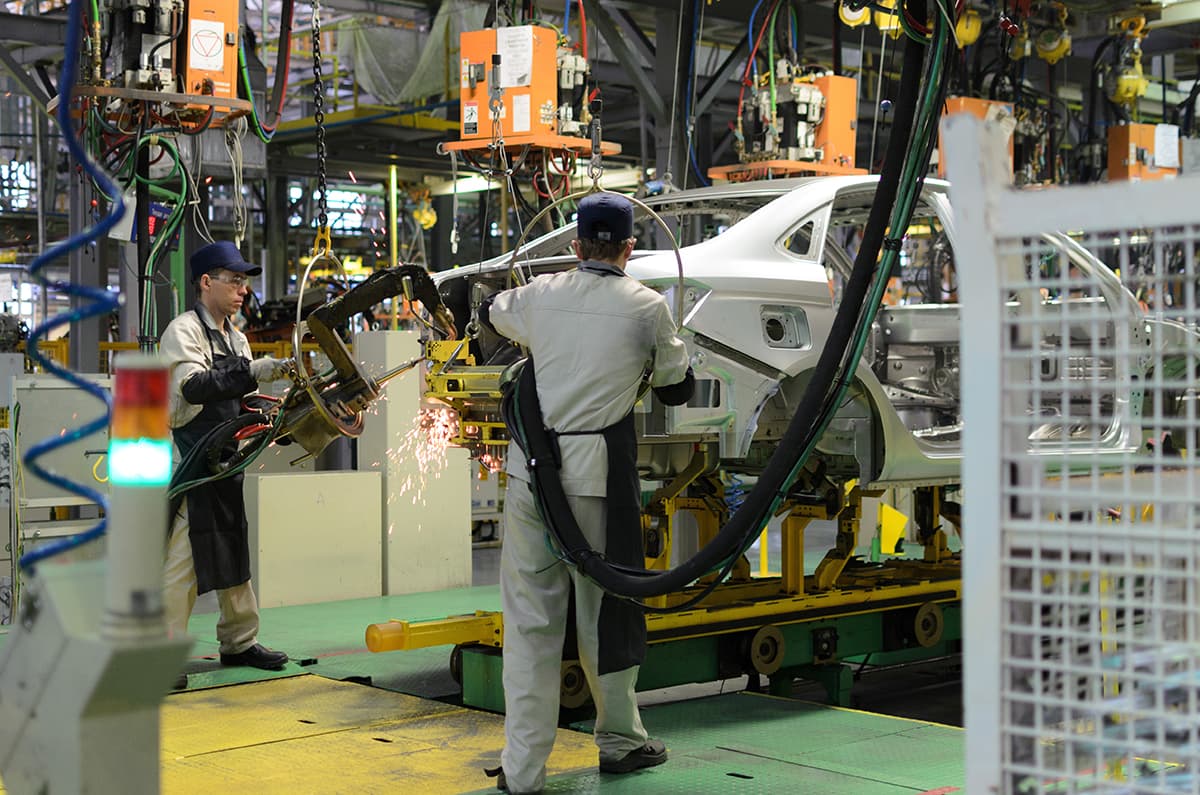 Per costruire auto elettriche servono la metà degli operai. E la Germania si prepara
