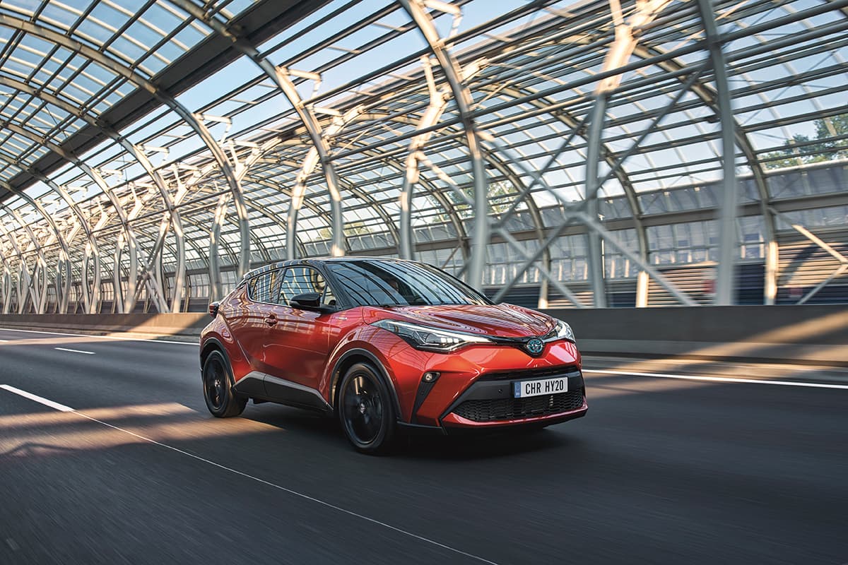 Toyota CH-R, il crossover ibrido per viaggiare sostenibile