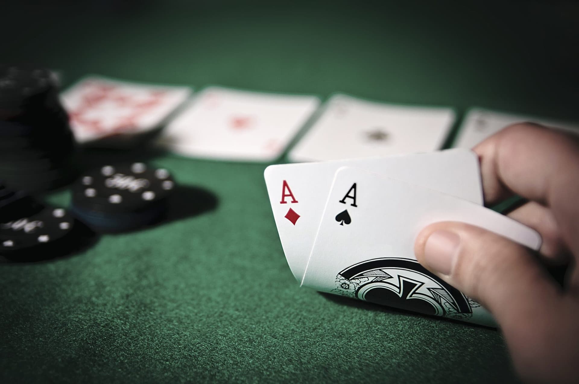 L’incredibile ascesa del co-fondatore di PokerStars. E la cronaca della sua resa