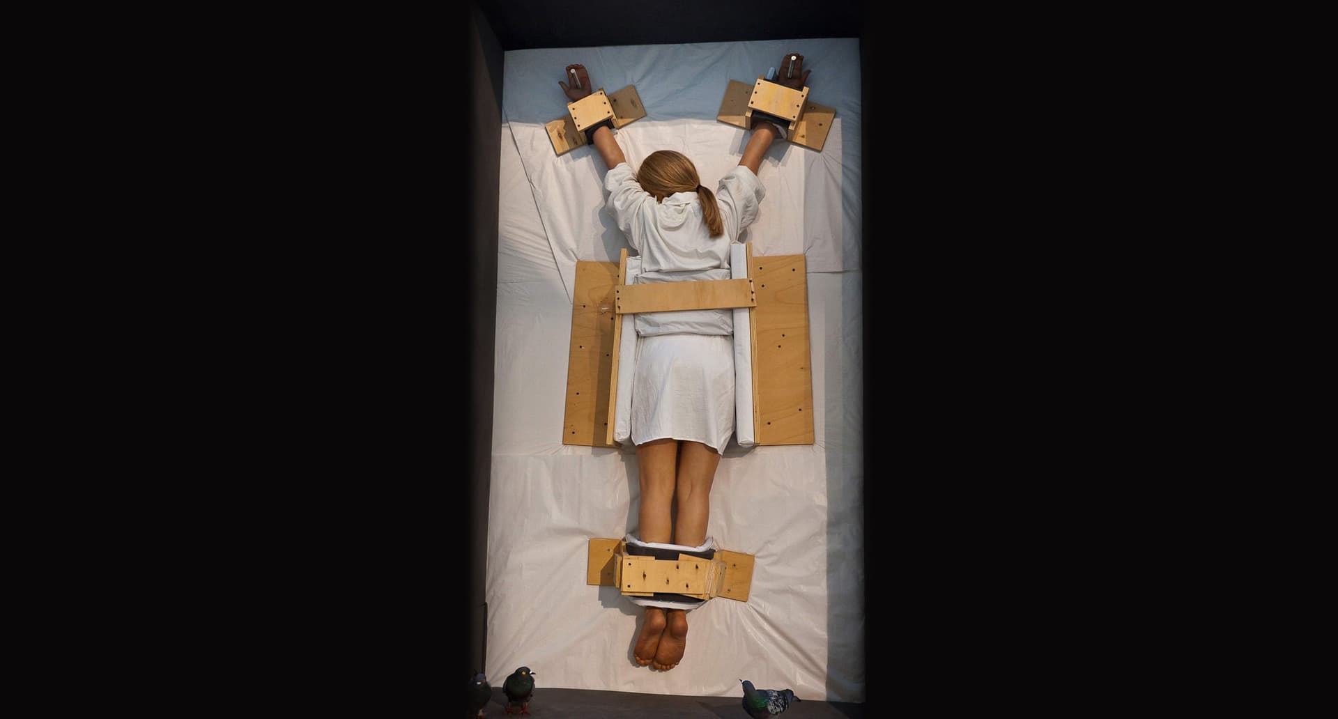 Fenomenologia di Maurizio Cattelan, dalla banana alla crocifissione femminile (all’asta per 1,8 milioni)