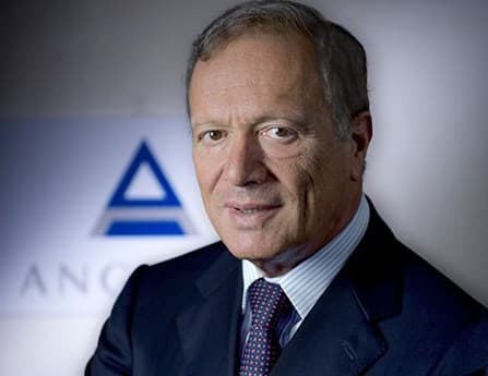 Mr Amuchina concentra le forze sulla produzione del disinfettante. E vigila sui prezzi