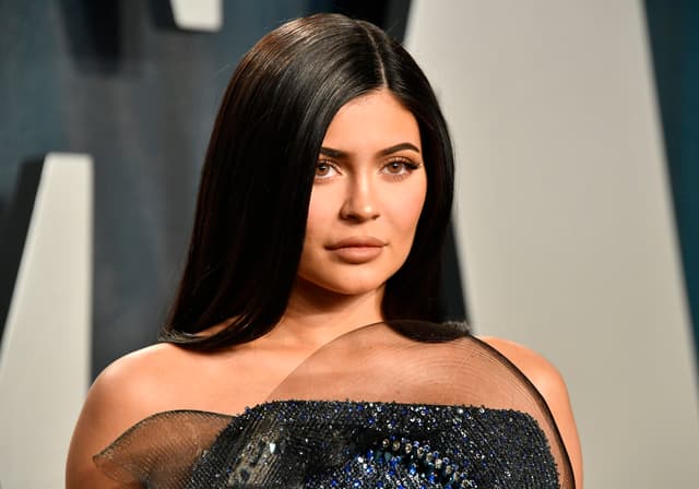 La rete di bugie di Kylie Jenner: per Forbes non è più miliardaria. E forse non lo è mai stata
