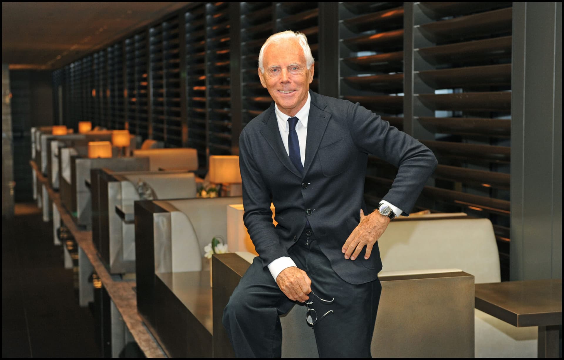 Giorgio Armani scrive alla moda: bisogna rallentare e cambiare. L’eleganza è senza tempo