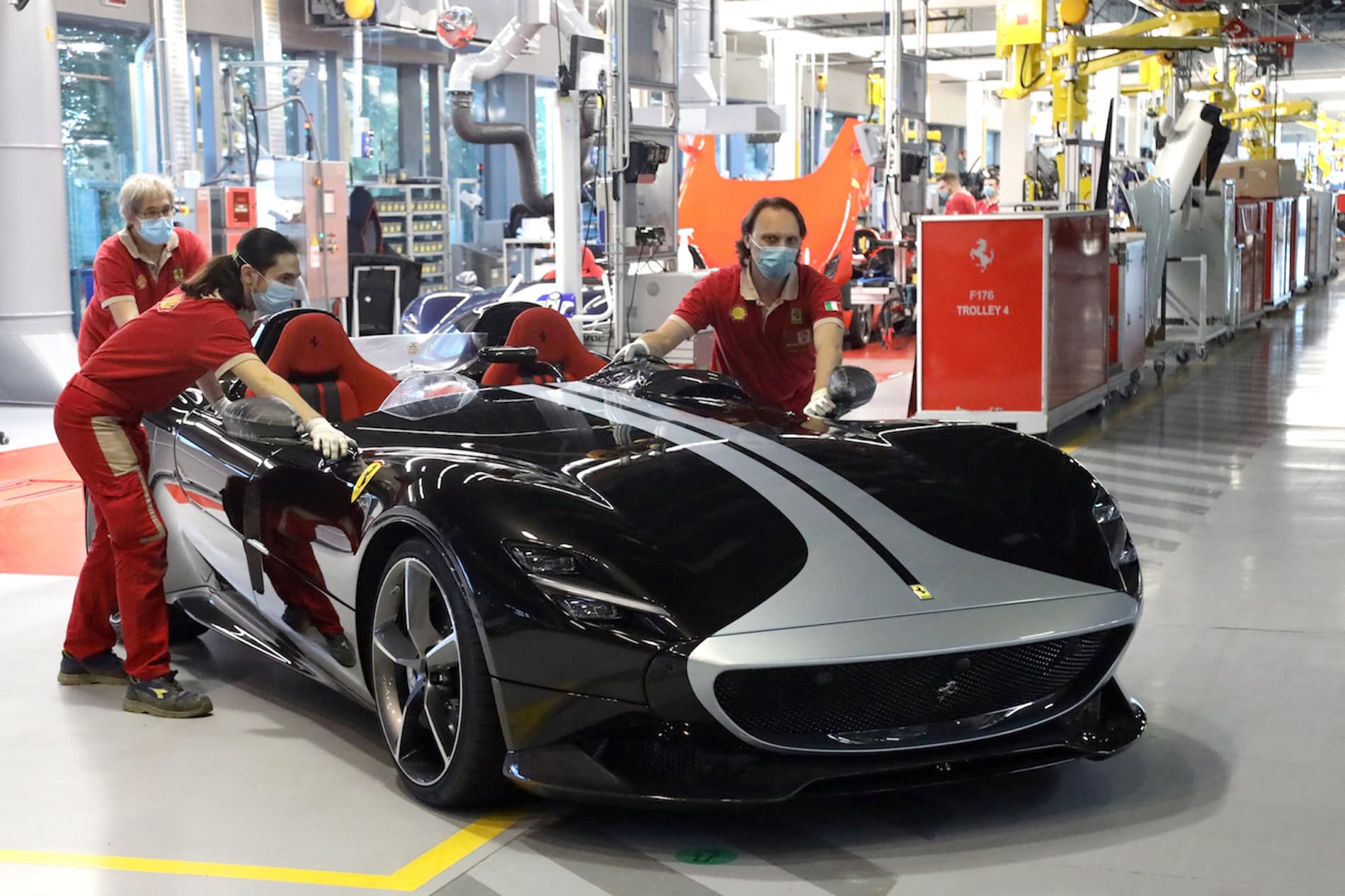 Ecco le prime tre vetture uscite dagli stabilimenti Ferrari dopo la riapertura