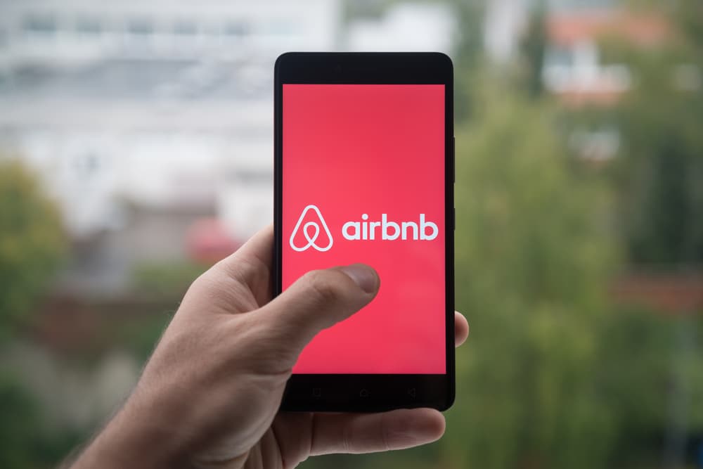 Airbnb taglia il 25% della forza lavoro. Il ceo: “Da Covid cambiamenti non di breve durata”