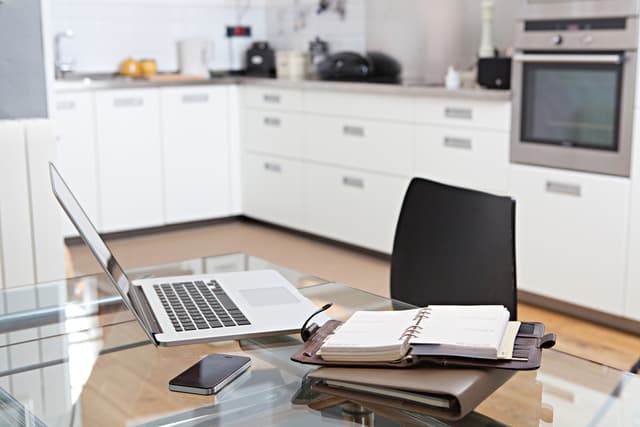 Come il modello ibrido influenzerà l'attività lavorativa? La ricerca di Iwg