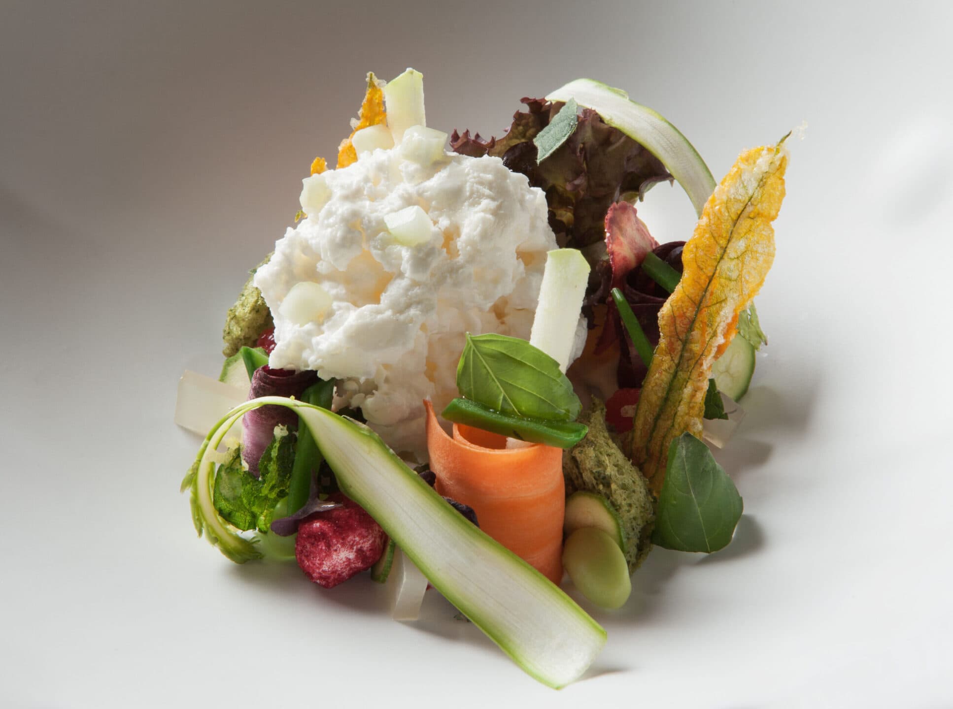 Ogni mese gli italiani buttano 2 chili di cibo: frutta e verdura gli alimenti più sprecati