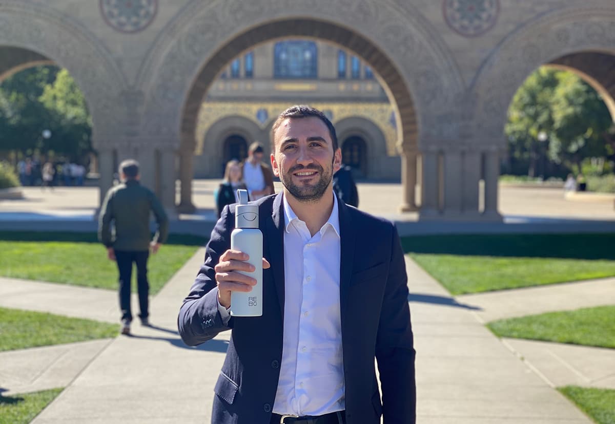 Questo under 30 è tra gli ideatori di Rebo, la bottiglia che pulisce il pianeta a ogni sorso