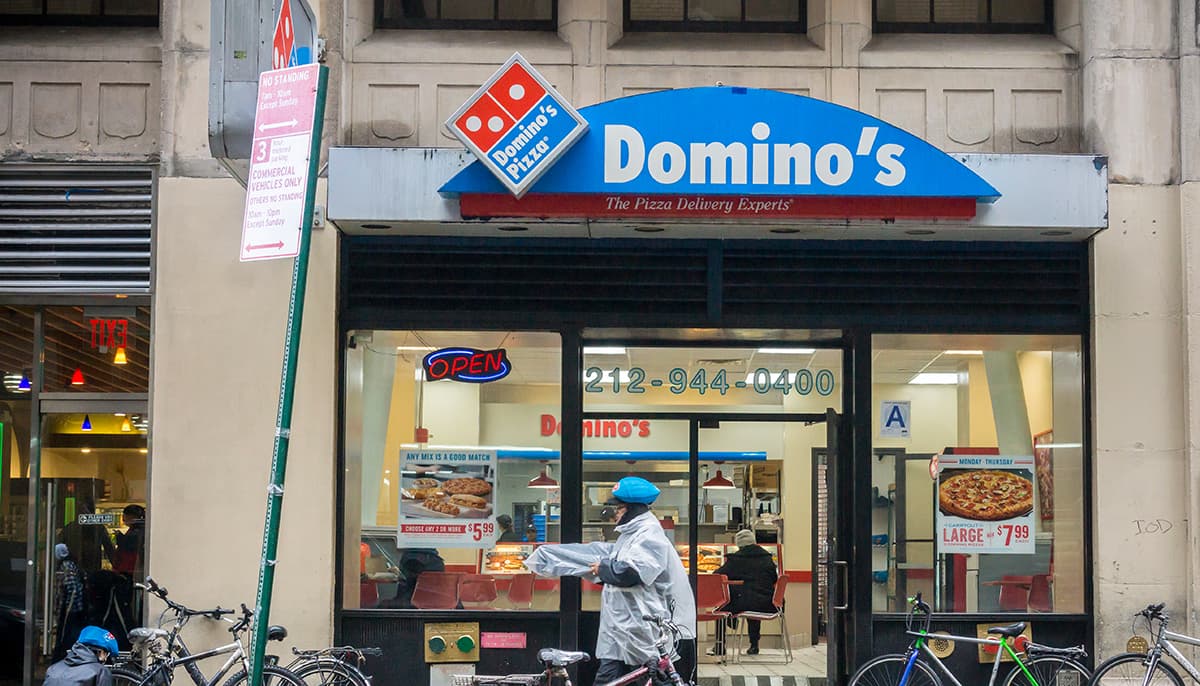 Domino's in controtendenza: la catena di pizza assume 20mila persone negli Usa