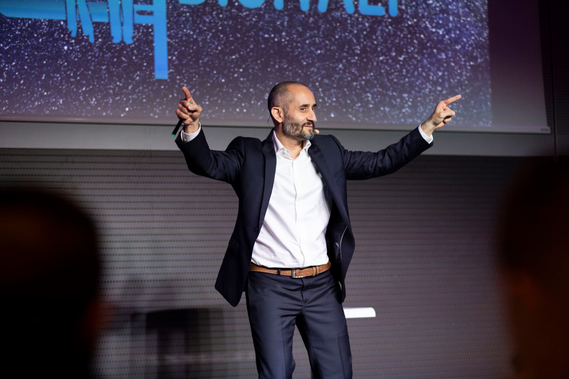 Una vita al Maxx, chi è il trader che investe in startup girando il mondo