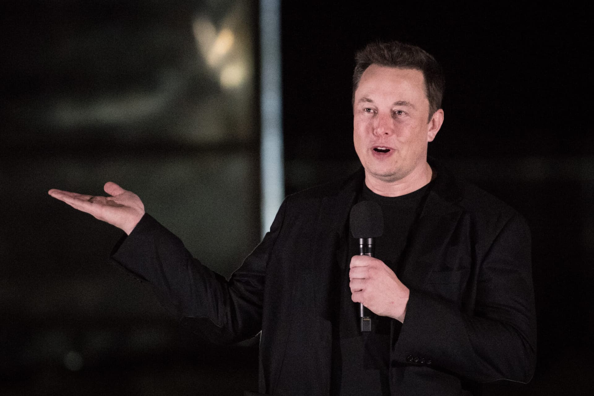Musk ai dipendenti Tesla: “Occhio alle spese o le nostre azioni verranno prese a martellate”