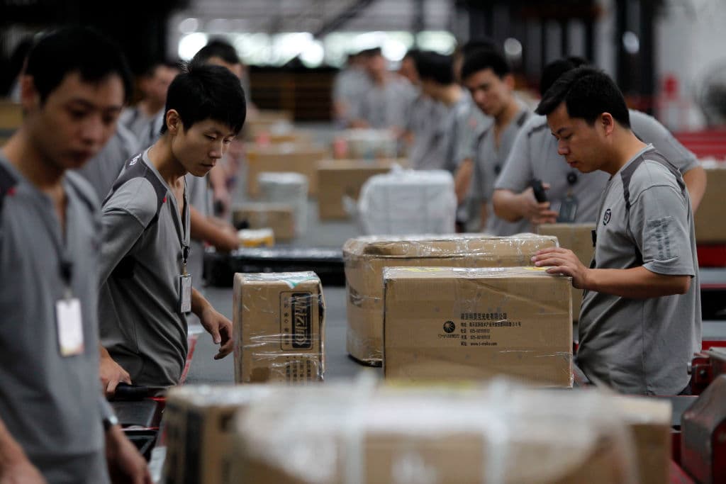 La storia di Wang Wei, il miliardario che ha creato “la Fedex cinese” partendo da un minivan