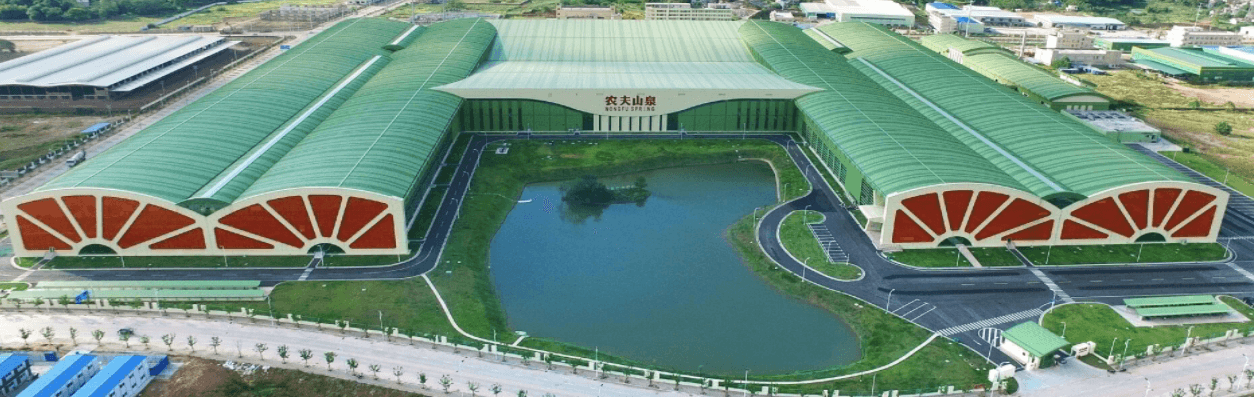 La storia di Zhong Shanshan, re dell’acqua minerale per qualche ora più ricco di Jack Ma