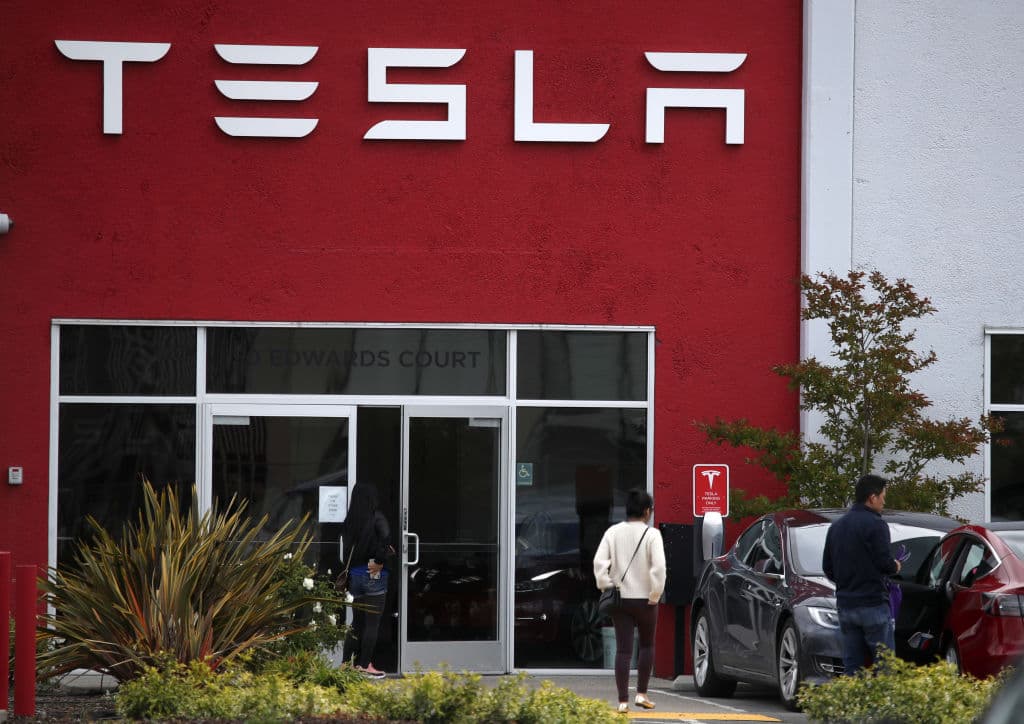 Tesla chiude il suo peggior trimestre dal 2021