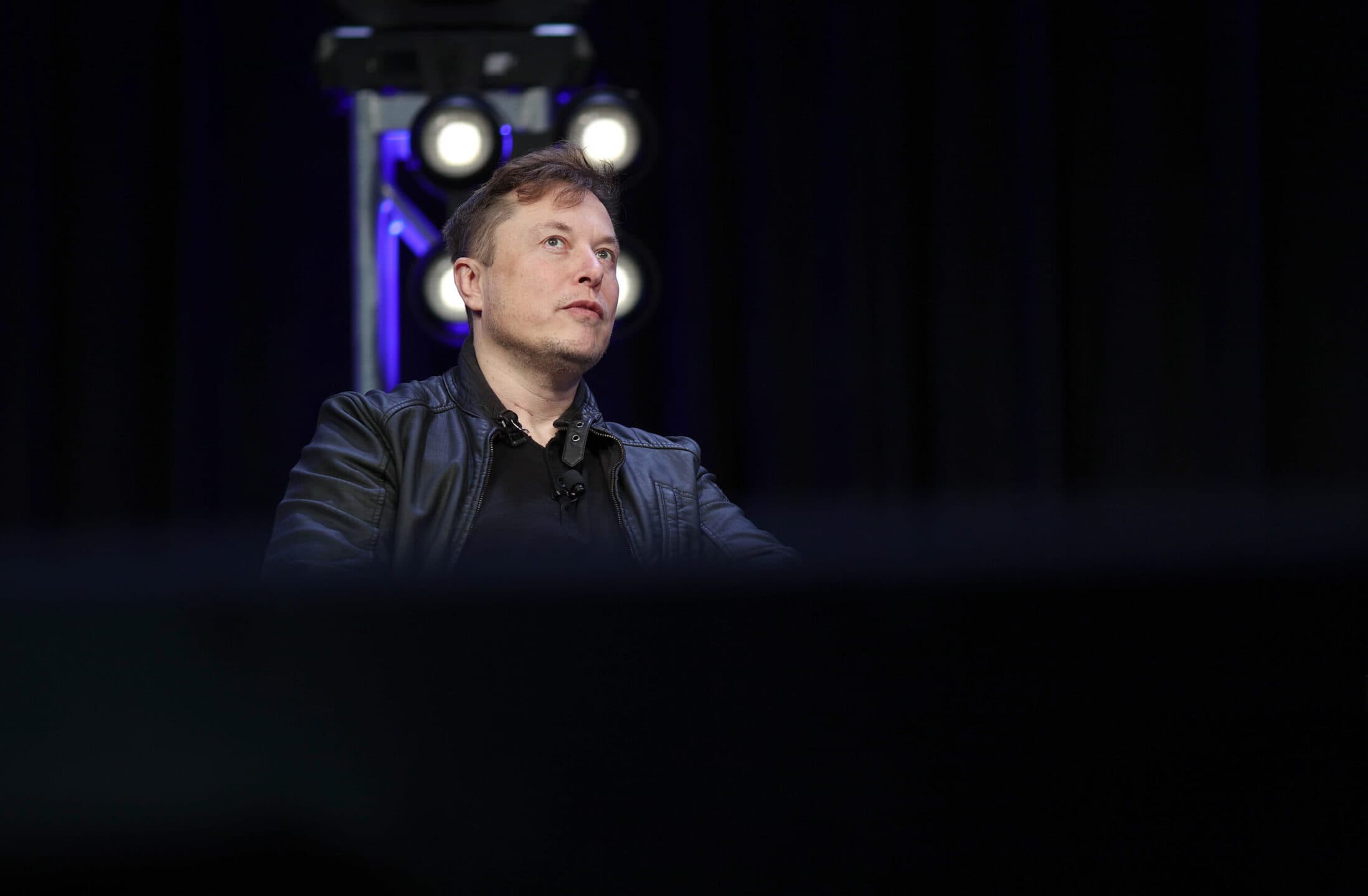 L'accordo con Twitter fa crollare le azioni di Tesla. E il patrimonio di Musk cala di 25 miliardi di dollari